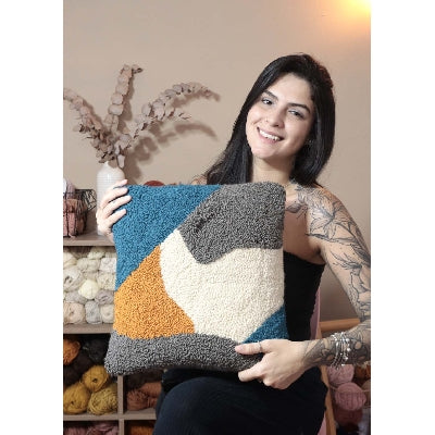 <p>O punch needle é uma técnica de bordado simples e criativa que cria desenhos com textura e relevo. Conheça essa forma de fazer manual e descubra como usá-la para produzir peças únicas e dar mais personalidade à decoração.</p>