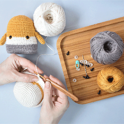 <p>Fazer amigurumi é transformar um simples fio em personagens cheios de personalidade, carinho e significado. Descubra por que essa técnica encanta quem cria e quem recebe, e como começar a explorar o universo dos bichinhos feitos à mão.</p>