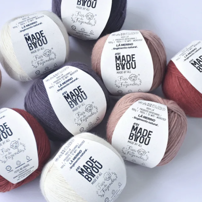 <p>Fios naturais como a lã merino e a lã de alpaca carregam características que transformam a experiência do fazer manual. Conheça as particularidades dessas fibras e entenda por que elas são escolhas especiais para crochê, tricô e outras criações.</p>