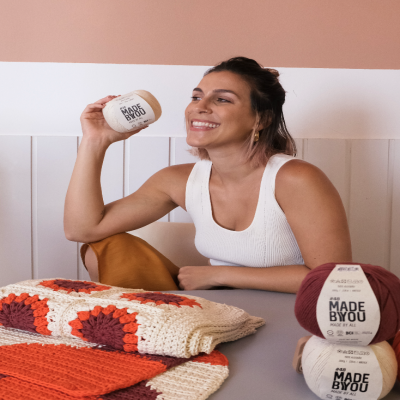 <p>A Coleção Ritmos nasceu para transformar o crochê em um momento de presença, pausa e conexão com o lar. Descubra a colaboração entre Made by You e Paula Guimarães e conheça kits criados para trazer mais intenção aos espaços e à rotina.</p>