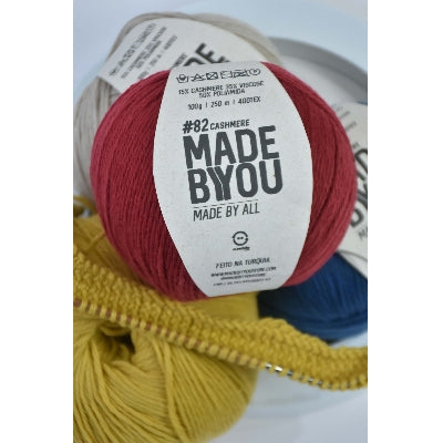 <p>O cashmere é conhecido pelo toque extremamente macio, pelo conforto e pelo aquecimento proporcionado por sua fibra delicada. Conheça a origem dessa lã, como ela é obtida e o que torna o fio de cashmere tão especial para trabalhos artesanais.</p>